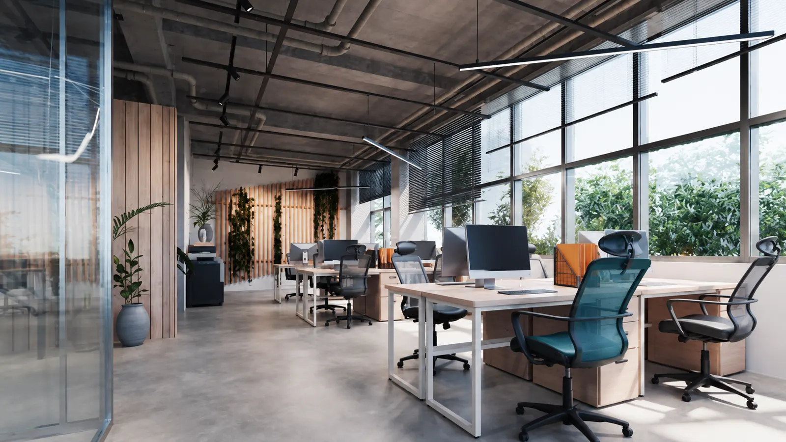 Oficina moderna y luminosa con escritorios, plantas y ventanales de piso a techo