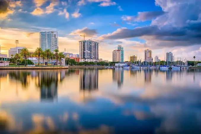 Panorama costero de St. Petersburg reflejado en la marina